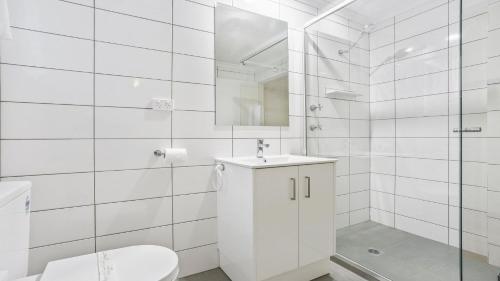 ein weißes Bad mit einem WC und einem Waschbecken in der Unterkunft Mumbulla House 22A Mumbulla Street- Large home with linen in Bermagui