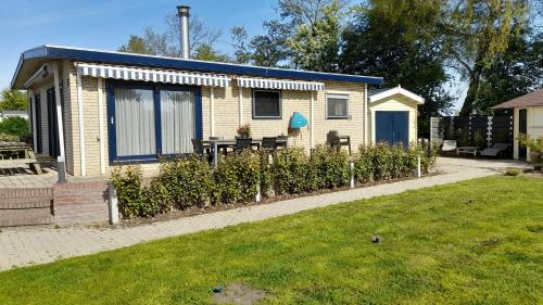 a small house with a picnic table in a yard at Stellechalets op Vakantiepark Stelleplas - Heinkenszand in Heinkensand