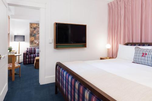 a hotel room with a bed and a flat screen tv at Palihotel San Diego Gaslamp Quarter in San Diego