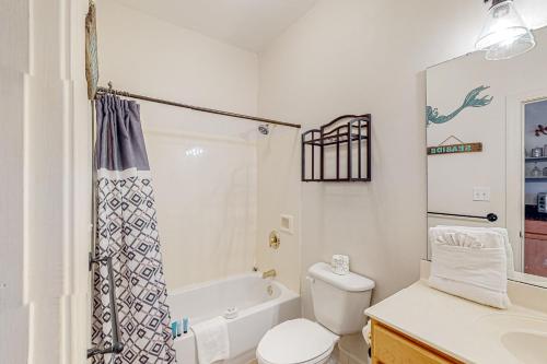 ein Badezimmer mit einer Badewanne, einem WC und einem Waschbecken in der Unterkunft Village of South Walton B247 in Inlet Beach