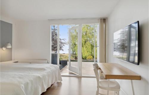 una camera con letto, scrivania e finestra di Stunning Apartment In Helsingr With Wifi a Helsingør