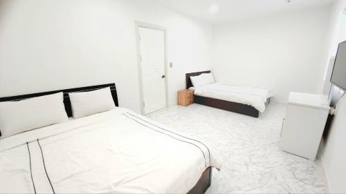 Ein Bett oder Betten in einem Zimmer der Unterkunft Sky Sea Pension