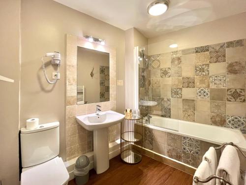 Un baño de Hôtel des Basses Pyrénées - Bayonne