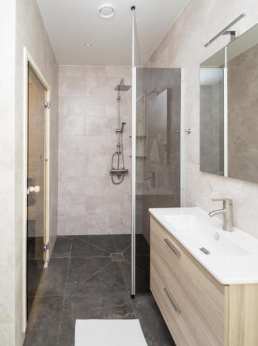 ein Badezimmer mit Waschbecken und Dusche in der Unterkunft Albatross in Norra Vallgrund