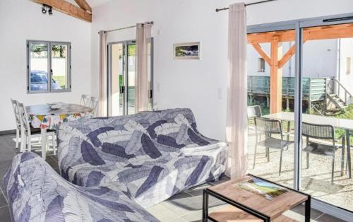 a living room with a couch and a table at Maison 2 chambres avec vue sur les Pyrénées in Galan