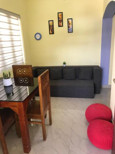 uma sala de estar com um sofá e uma mesa em Gods own home stay em Cochin