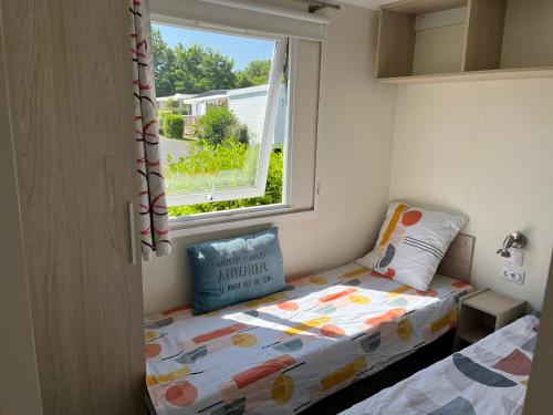 Postel nebo postele na pokoji v ubytování Mobil home confort XL,camping la pommeraie, piscine et océan, concarneau et pont aven