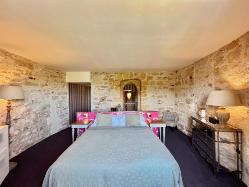 Cama o camas de una habitación en Hôtel des Basses Pyrénées - Bayonne