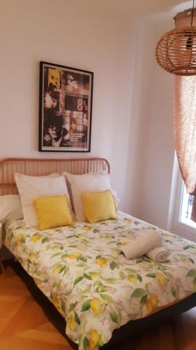 a bedroom with a bed with yellow pillows at Au cœur du quartier Latin in Paris