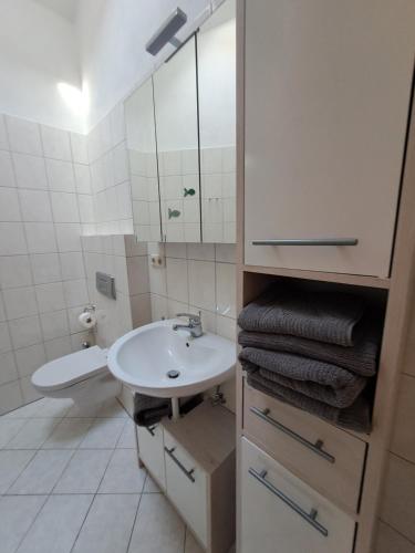 y baño con lavabo y espejo. en Apartments Pavlovic, en Ninski Stanovi