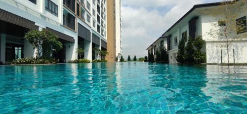 Bazén v ubytování H&W Sunway Onsen Suites Services Tambun Ipoh S-07-05 nebo v jeho okolí