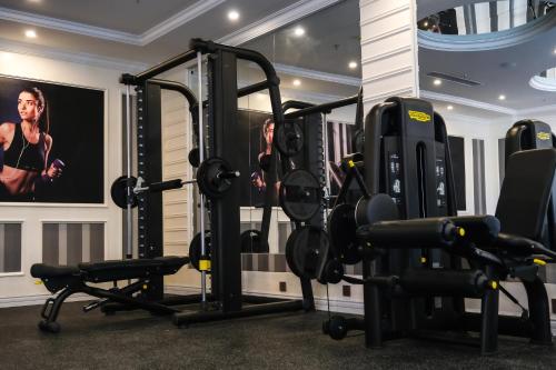 Zenat AL- Hayat Basra Hotelにあるフィットネスセンターまたはフィットネス設備