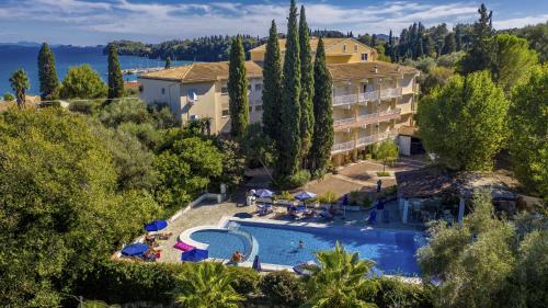 Bazén v ubytování Ipsos Beach Hotel nebo v jeho okolí