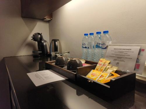 Příslušenství pro přípravu čaje a kávy v ubytování NAI YA Hotel -SHA Extra Plus