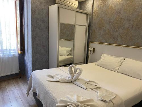 a bedroom with a bed with white towels on it at SİSLİ EV 2 in Istanbul
