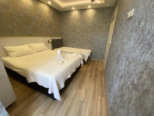 a bedroom with two beds with white sheets at SİSLİ EV 2 in Istanbul