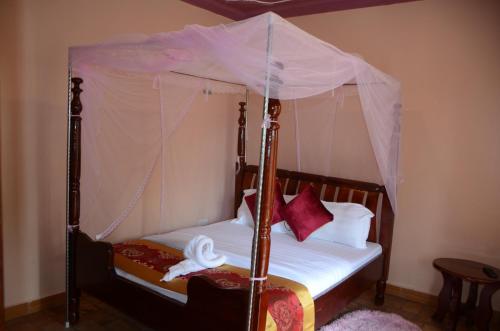 Postel nebo postele na pokoji v ubytování WAMALA RESORT HOTEL SSESE