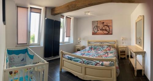 ein Schlafzimmer mit einem Bett und einem Fahrrad an der Wand in der Unterkunft Maison calme 
