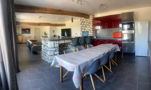 eine Küche und ein Esszimmer mit einem Tisch und Stühlen in der Unterkunft Maison calme 