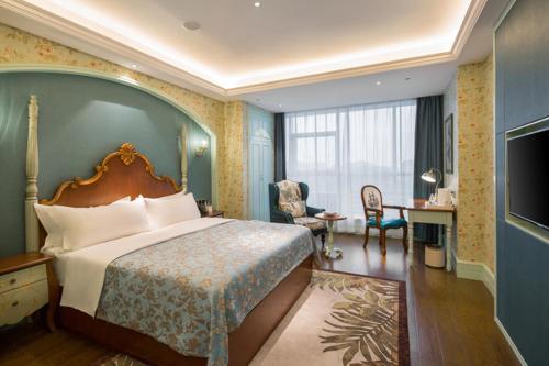 pokój hotelowy z łóżkiem i telewizorem w obiekcie Morning Hotel, Changsha Provincial Government Metro Station w mieście Changsha