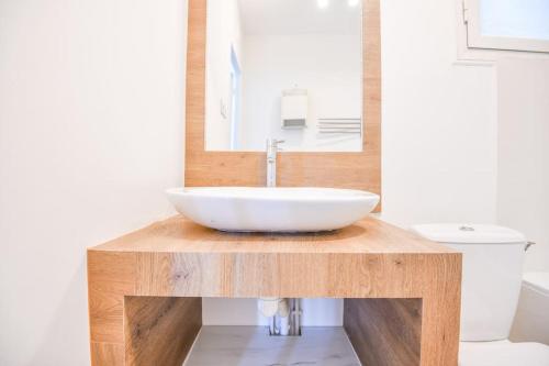 une salle de bain avec un lavabo blanc et un miroir dans l'établissement ® Le Bernardy - Beau T2 proche de la gare, à Marseille