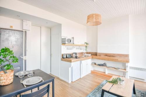 une cuisine avec une table et une salle à manger dans l'établissement ® Le Bernardy - Beau T2 proche de la gare, à Marseille
