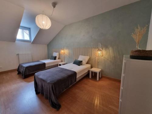 1 dormitorio con 2 camas en una habitación en T4 O LAC Nantua 100m2 en Nantua