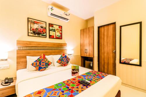 sypialnia z 2 łóżkami w pokoju w obiekcie FabExpress Ascot International Andheri East w Bombaju