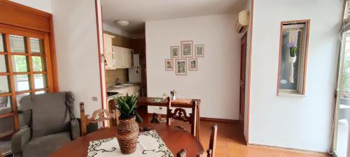 uma cozinha e sala de jantar com uma mesa com ananás em Elegante appartamento a Cefalù em Cefalù