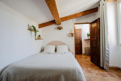 une chambre avec un lit dans une pièce dans l'établissement Charmant T2 au Cœur d'Ajaccio - Parking & AC, à Ajaccio