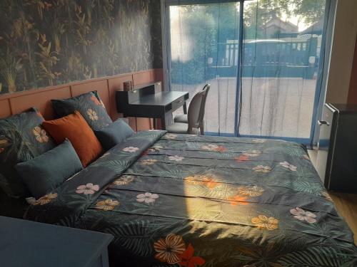een slaapkamer met een bed, een tafel en een raam bij Suite des Grands Crus in Beaune