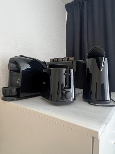a toaster and coffee maker sitting on a counter at Modernes Apartment in Bad Kreuznach mit einfachem Self-Check-in in Bad Kreuznach