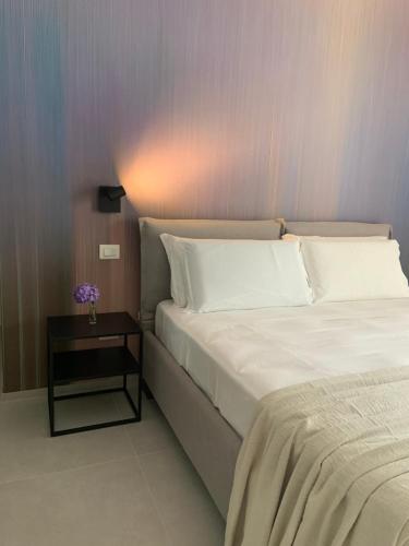 Postel nebo postele na pokoji v ubytování MORUS Urban Suites