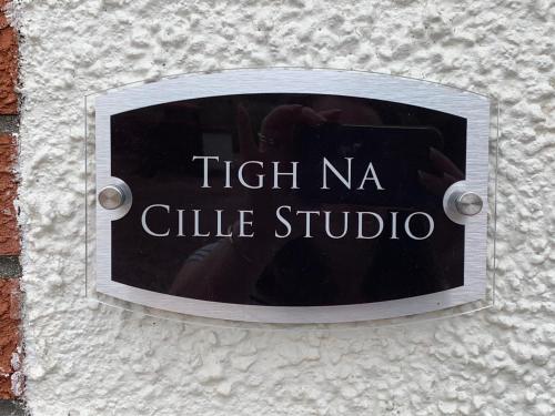 un cartel que dice alto n alla glue estudio en una pared en Tigh Na Cille Studio, Taynuilt, en Taynuilt