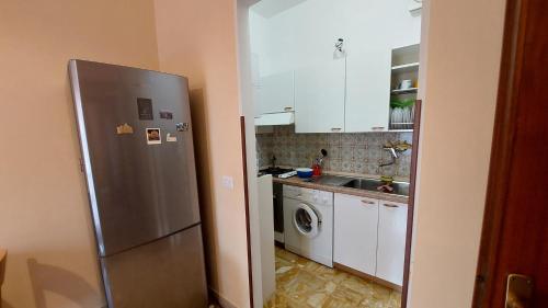 eine Küche mit einem Kühlschrank und einer Waschmaschine in der Unterkunft AlbengaMare in Albenga