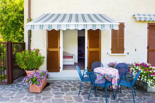 a patio with a table and chairs and flowers at Hotel Il Castello in Pozzolengo