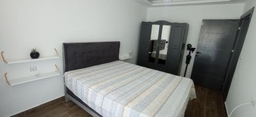 um quarto com uma cama e uma porta preta em Gray House Kusadasi em Ağaçlı