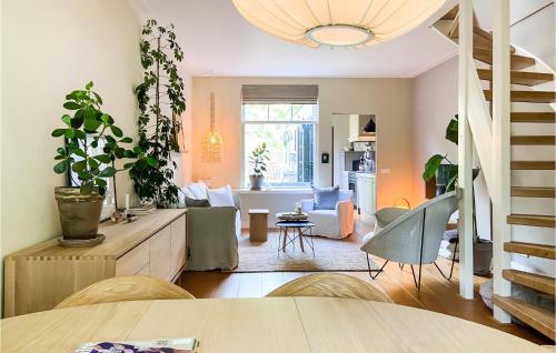 uma sala de estar com uma escada e uma sala de estar em Beautiful Home In Alkmaar With Kitchen em Alkmaar