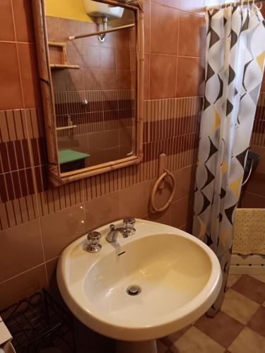 bagno con lavandino e specchio di Residenza Maestà del Picchio -La Terra a Nocera Umbra