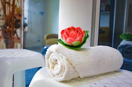 a red flower sitting on top of a towel at Eden Lilli B&B in La Pieve