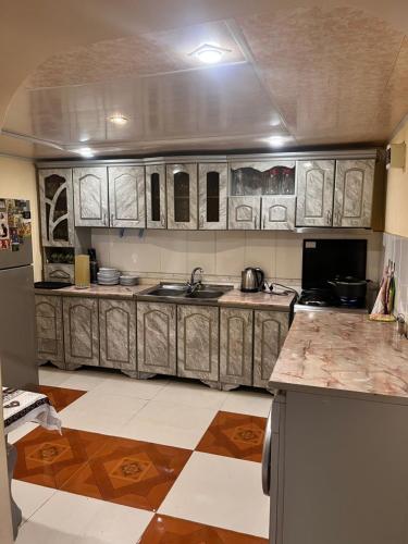 cocina con armarios de madera y encimera en Hotel Halidzor, en Halidzor