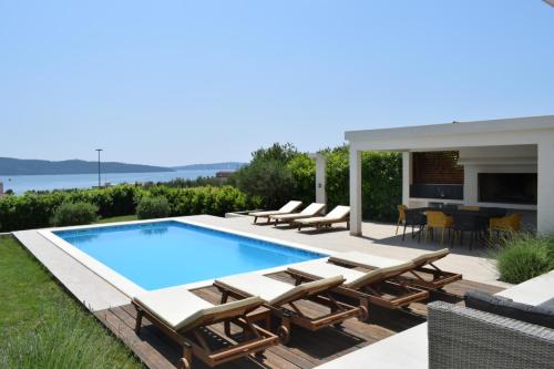 Villa Nikol, heated pool, sea view and BBQ
