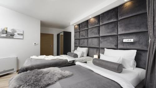 um quarto com 2 camas e uma grande parede em Luxury residence Villa Astria em Knežević