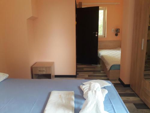 sypialnia z łóżkiem i drzwiami prowadzącymi do pokoju w obiekcie LenNy 2 w Kranewie