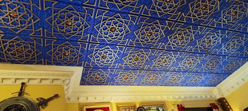 a room with a blue and white tile ceiling at Refugio madera estilo árabe con estatuas, estanques y un pequeño zoo in Albacete