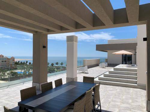 Penthouse with wide terrace next to the ocean