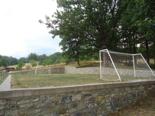 uma rede de futebol sentada numa parede de pedra em L’agrifoglio em Francavilla in Sinni