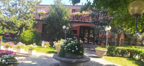 um jardim com flores em frente a um edifício em L’agrifoglio em Francavilla in Sinni