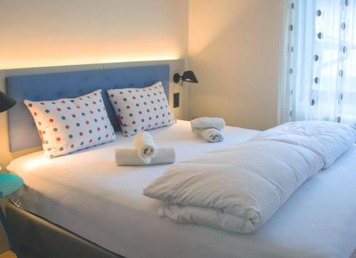 Vila Ljubica tesisinde bir odada yatak veya yataklar