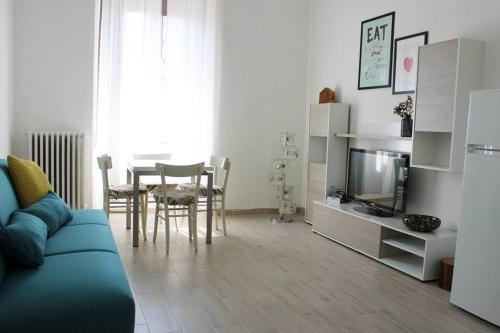 a living room with a couch and a table and a tv at Maison Leon in Baranzate